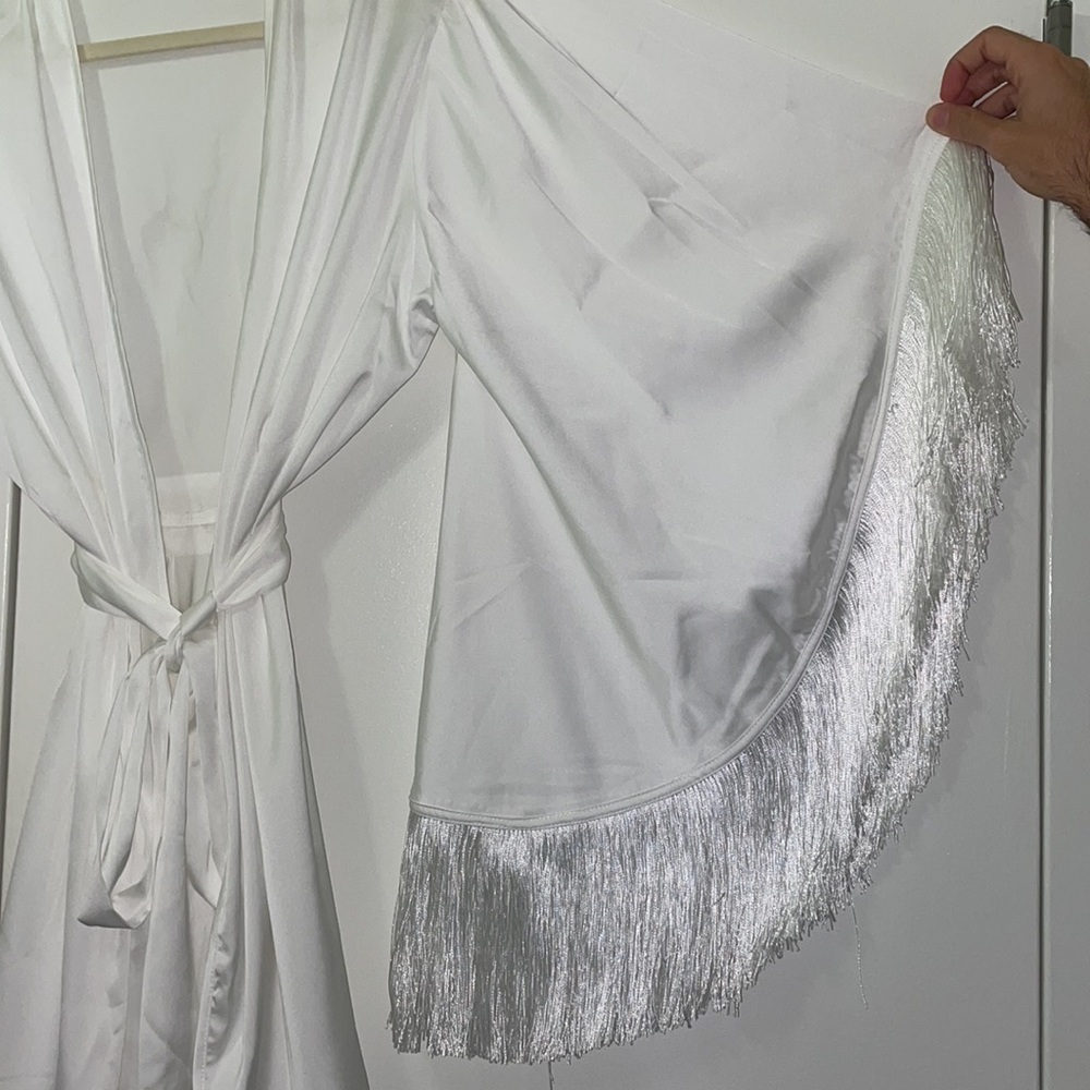Elegant White Fringe Robe - Picture 3 of 3